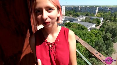 ශිෂ්‍ය සංවේදකයා පිටස්තරයේදී ආගන්තුකයෙකු උරා බොයි - ඔහුගේ මුහුණ මත කැක්කුම